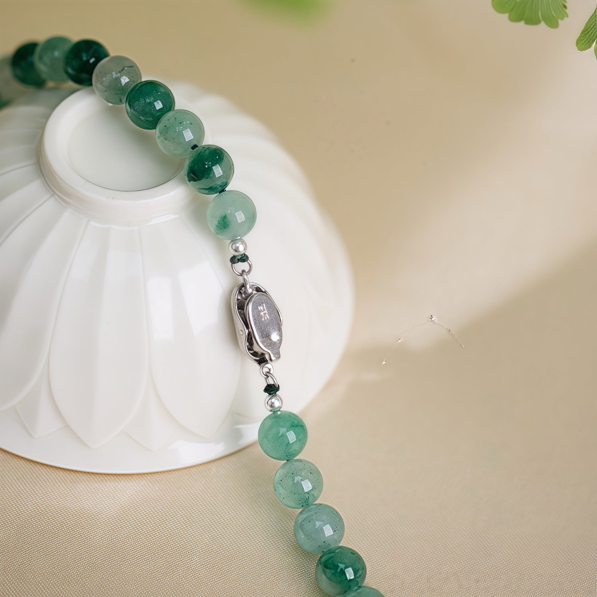 Collar de cuentas de jade africano (crisoprasa) de 8 mm con cierre de plata tibetana