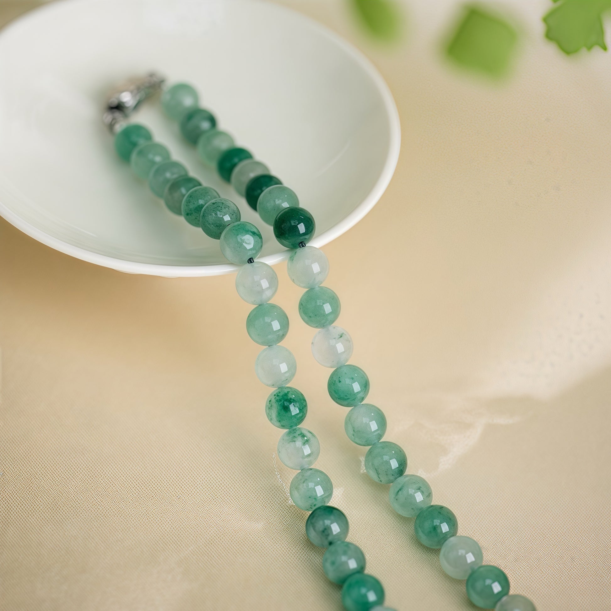 Collar de cuentas de jade africano (crisoprasa) de 8 mm con cierre de plata tibetana