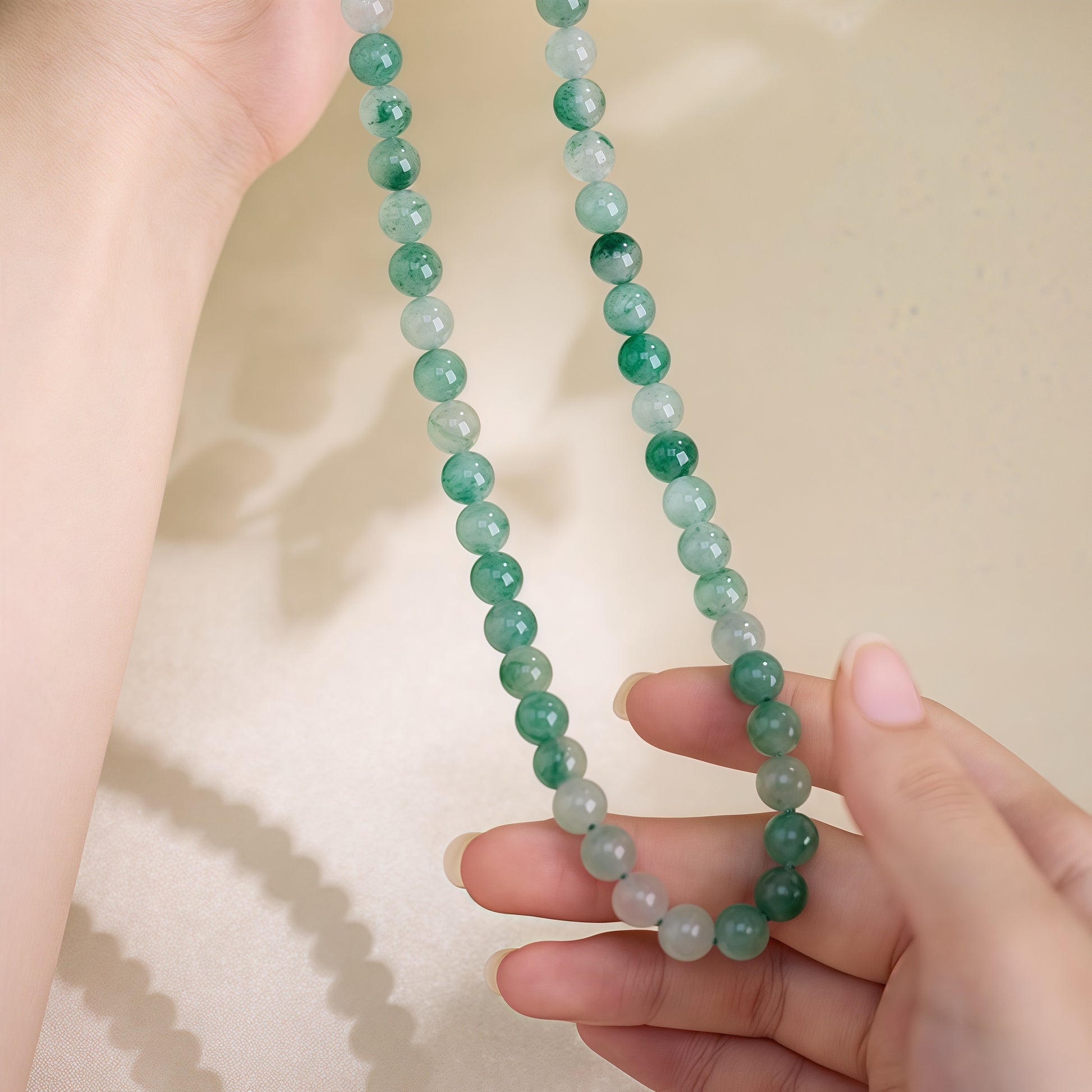 Collar de cuentas de jade africano (crisoprasa) de 8 mm con cierre de plata tibetana
